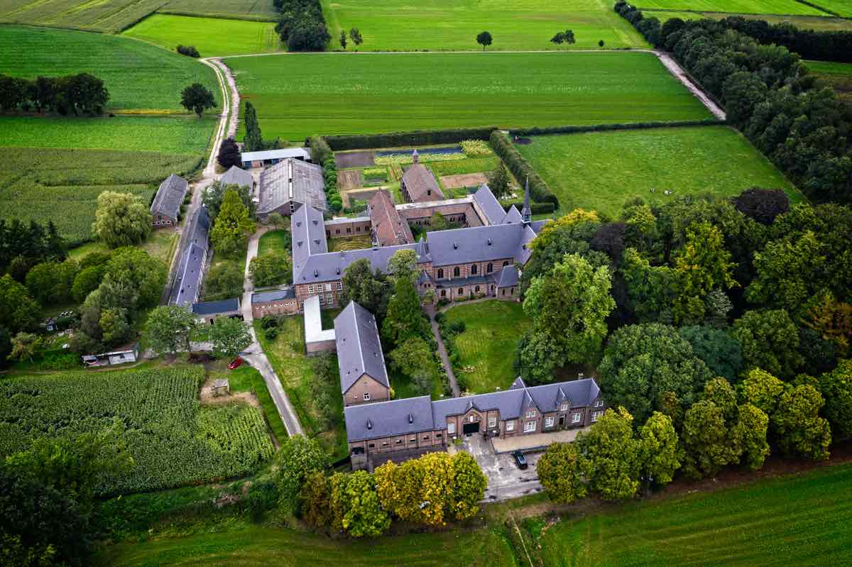 Luchtfoto van het klooster Nieuw Sion